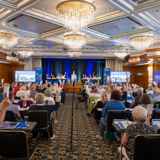 Die Delegierten mit Stimmzetteln während einer Abstimmung